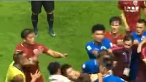 El internacional brasileño Oscar desató una bronca en la Súperliga de China