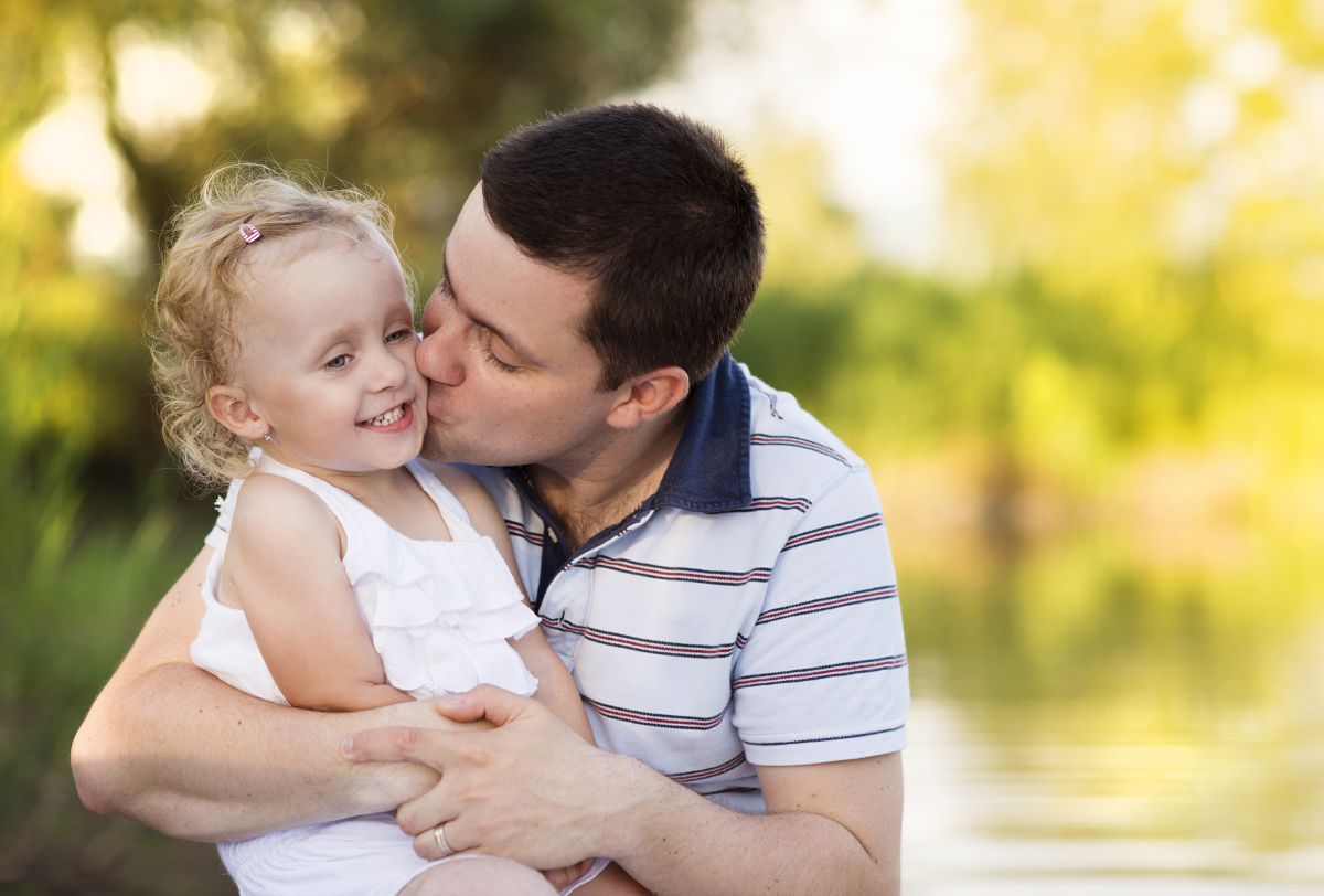 El buen padre es afectivo, está al pendiente de todas las necesidades de sus hijos, incluyendo las emocionales.