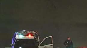 Agentes de LAPD tras el accidente de coche.