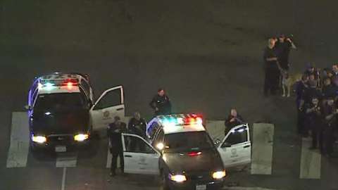 Agentes de LAPD tras el accidente de coche.