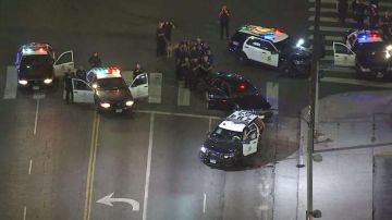 Agentes de LAPD tras el accidente de coche.