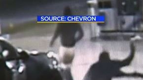 La víctima (c) intentó protegerse pero segundos después empezó el tiroteo.