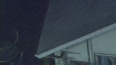 Imagen de ABC7 que muestra el estado en que quedó el auto dentro de la vivienda.