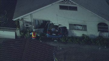 Imagen de ABC7 que muestra el estado en que quedó el auto dentro de la vivienda.
