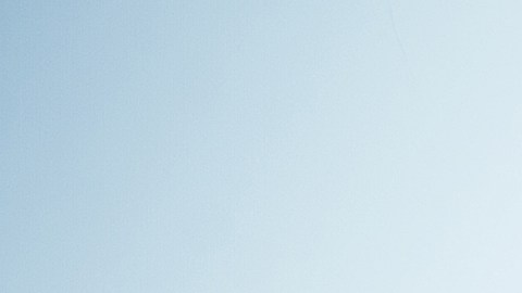 El uso semanal de un acondicionador de hidratación profunda y de un bloqueador solar para el cabello ayuda a tener una melena fuerte y saludable durante los días de sol y calor.