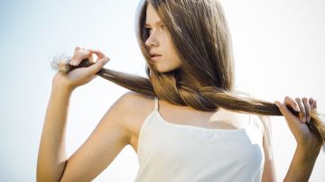El uso semanal de un acondicionador de hidratación profunda y de un bloqueador solar para el cabello ayuda a tener una melena fuerte y saludable durante los días de sol y calor.