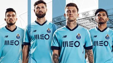 Jesús Manuel "Tecatito" Corona aparece presumiendo el nuevo uniforme del FC Porto