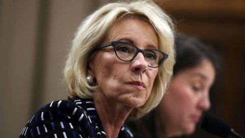 Betsy DeVos fue nombrada a su puesto por el Presidente Donald Trump.