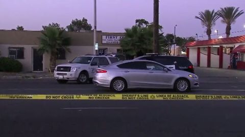 Patrullas en frente de First Class Car Audio, donde se encontraron los cadáveres de dos hombres.