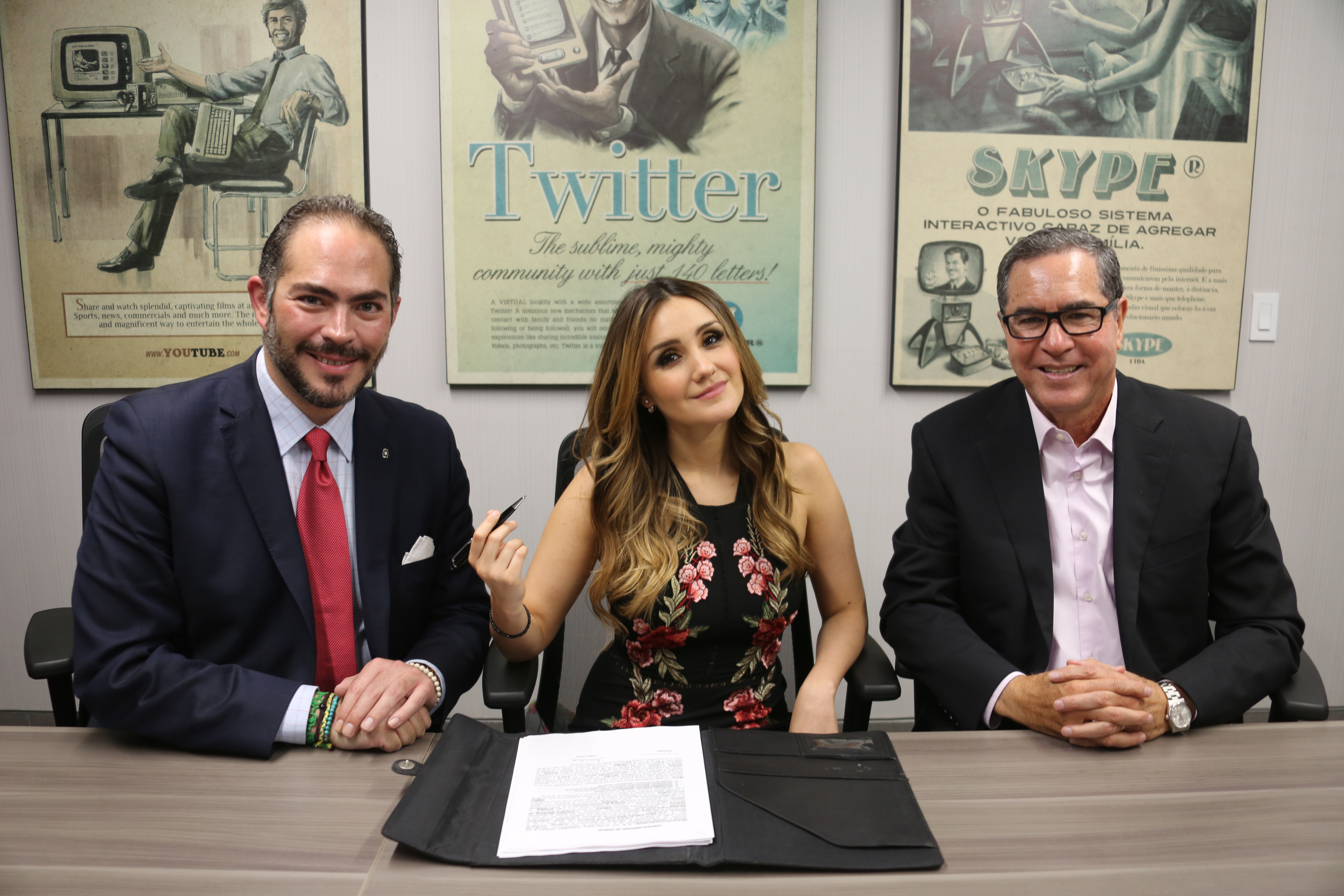 Dulce Maria firma contrato con Imagen TV