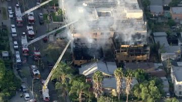 105 bomberos del Departamento de Bomberos de Los Ángeles acudieron a la emergencia.
