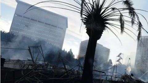 Restos del edificio Da Vinci incendiado en el centro de Los Ángeles en 2014.