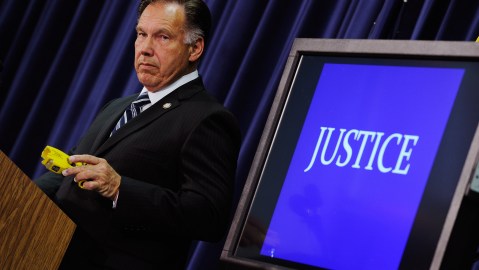 Tony Rackauckas, de 74 años, lleva cinco mandatos en el cargo desde 1998. Planea su reelección en 2018.