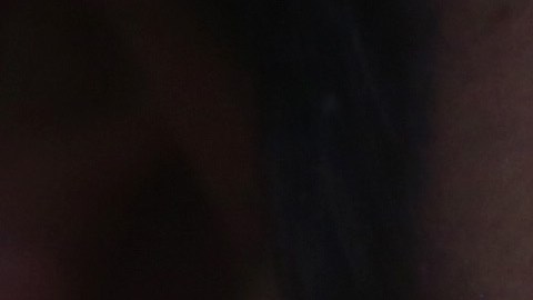 Inmigrantes esperan en una celda del Centro de Detención de Adelanto.