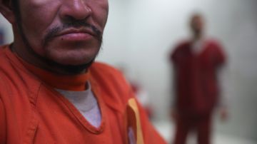 Inmigrantes esperan en una celda del Centro de Detención de Adelanto.