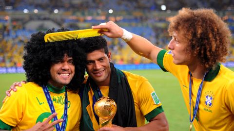 Dani Alves, Hulk y David Luiz festejan el título de Brasil en 2013.