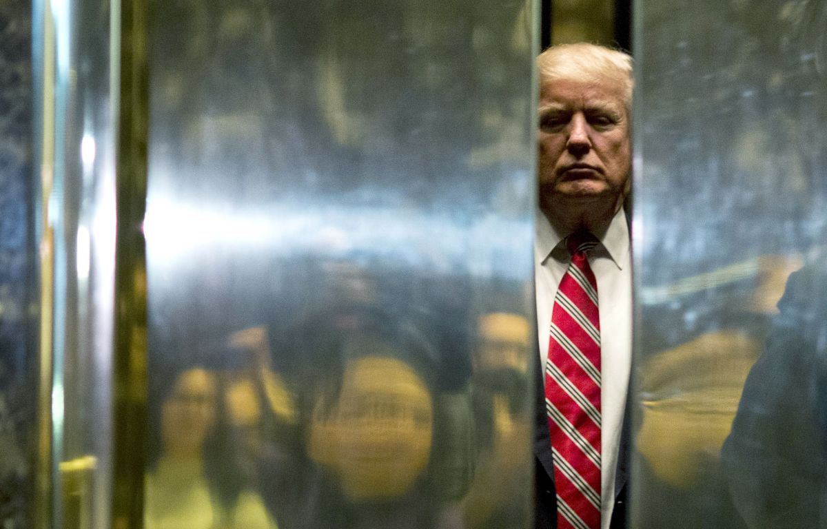 Crece la tensión en la Casa Blanca tras el arresto de escuderos de Trump