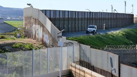 Una camioneta de la Patrulla Fronteriza vigila la frontera entre México y EEUU.