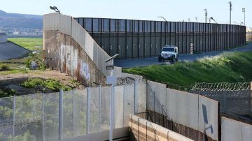Una camioneta de la Patrulla Fronteriza vigila la frontera entre México y EEUU.