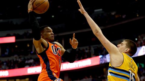 Russell Westbrook en acción ante los Denver Nuggets.