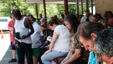 Mineros desempleados cerca deun banco de comida. Spencer Platt/Getty Images