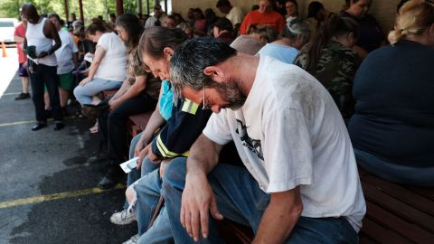 Mineros desempleados cerca deun banco de comida. Spencer Platt/Getty Images