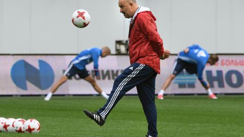 Stanislav Cherchesov, DT de Rusia, en una práctica del equipo.