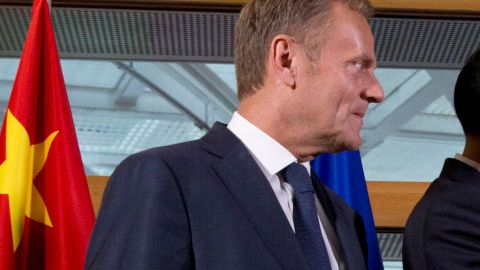 El primer ministro chino Li Keqiang (C) saluda al presidente de la Comisión Europea, Jean-Claude Juncker (D) y al presidente del Consejo Europeo Donald Tusk.