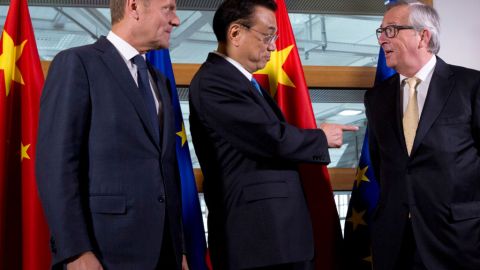 El primer ministro chino Li Keqiang (C) saluda al presidente de la Comisión Europea, Jean-Claude Juncker (D) y al presidente del Consejo Europeo Donald Tusk.