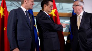 El primer ministro chino Li Keqiang (C) saluda al presidente de la Comisión Europea, Jean-Claude Juncker (D) y al presidente del Consejo Europeo Donald Tusk.