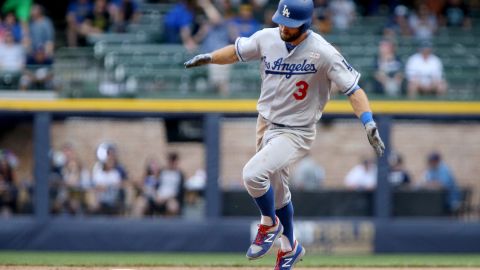 Chris Taylor camina las bases tras conectar un jonrón.