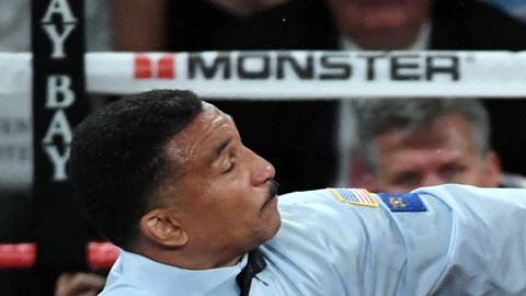 Tony Weeks le permitió muchos golpes bajos y cabezazos a Andre Wards