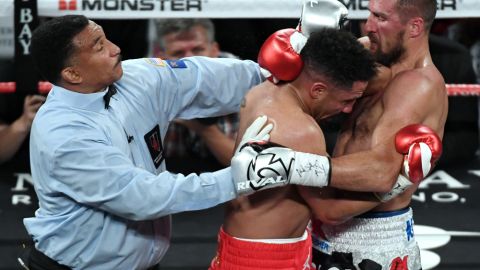 Tony Weeks le permitió muchos golpes bajos y cabezazos a Andre Wards