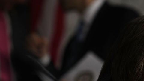 Nacida en Oakland, Harris fue la primera mujer, la primera afroamericana y la primera asiática en ser fiscal del estado.