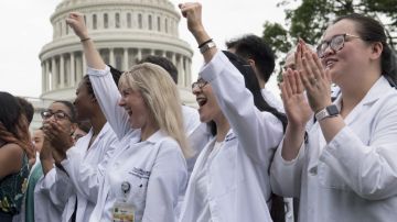 Médicos, enfermeras y aseguradoras protestan contra el proyecto de ley de salud republicano. Getty Images