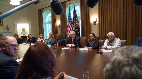 El presidente Trump se reunió con víctimas de inmigrantes.