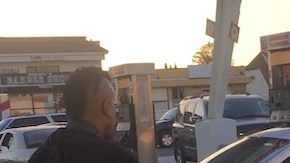 Thomas Green apuntando el arma desde el interior del vehículo.