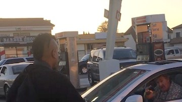 Thomas Green apuntando el arma desde el interior del vehículo.