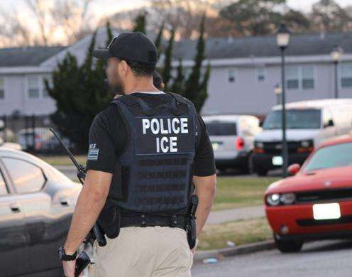 Agentes de ICE realizaron un nuevo operativo para detener inmigrantes.