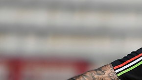 Miguel Layún y Javier "Chicharito" Hernández disputan el balón durante el entrenamiento