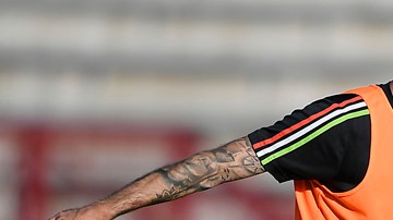 Miguel Layún y Javier "Chicharito" Hernández disputan el balón durante el entrenamiento