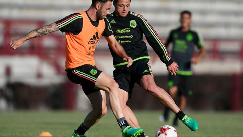 Miguel Layún y Javier "Chicharito" Hernández disputan el balón durante el entrenamiento