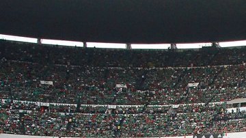 Michael Bradley celebra su gol durante el juego del Hexagonal Final de la Concacaf rumbo a Rusia 2018 contra México en el estadio Azteca.