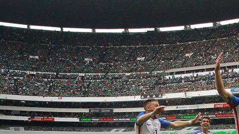 Michael Bradley celebra su gol durante el juego del Hexagonal Final de la Concacaf rumbo a Rusia 2018 contra México en el estadio Azteca.