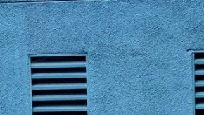 El concejal Curren Price Jr. (izq.) y Enrique Zaldívar, del departamento de sanidad, develaron el logo de recycLA