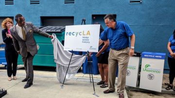 El concejal Curren Price Jr. (izq.) y Enrique Zaldívar, del departamento de sanidad, develaron el logo de recycLA