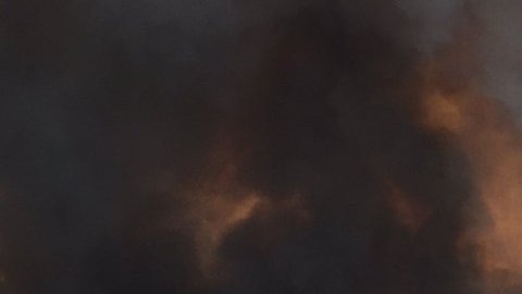 Los bomberos sofocan un fuego al norte de Santa Clarita.