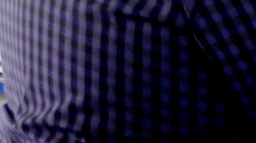 Oficial encubierto del DMV pide la placa de estacionamiento para discapacitados a una conductora.