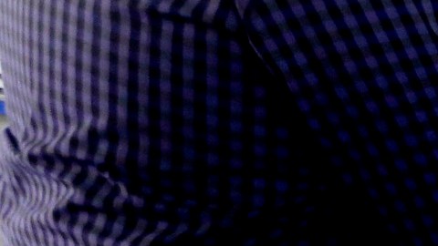 Oficial encubierto del DMV pide la placa de estacionamiento para discapacitados a una conductora.