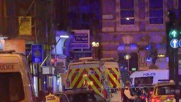 La policía y rescatistas están en el lugar del accidente en el Puente de Londres.